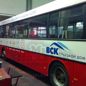 Корпоративный пассажирский транспорт для перевозки сотрудников компании с брендированными наклейками