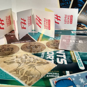 Образцы наклеек и бирок с логотипом для нанесения на коробки, товары, упаковку (офис типографии, Москва)
