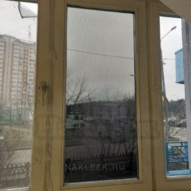 Окно с перфорированной плёнкой, фото изнутри помещения