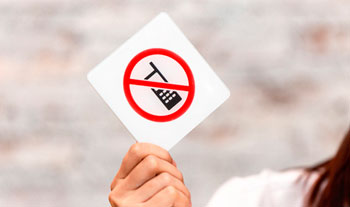 Пластиковая табличка: пользоваться телефоном нельзя