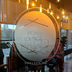 Матовая полупрозрачная наклейка с логотипом на дверь кафе Rich