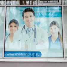 Сплошная наклейка на плёнке с фотографией сотрудников в окне