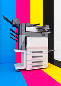 Принтер для цифровой печати на фоне цветов палитры CMYK